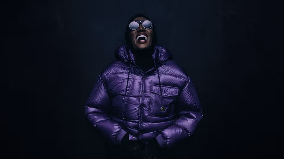 Grace Jones演绎Moncler Re/Icons 2026紫色外套