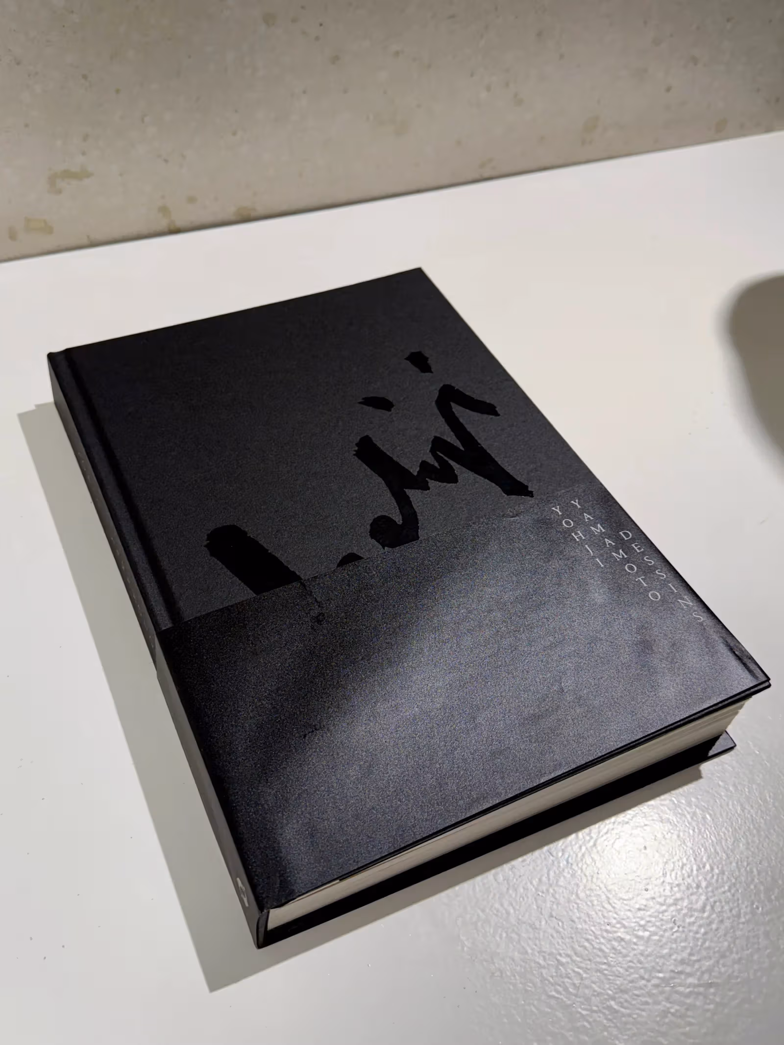 ปกสีเข้มของหนังสือภาพร่าง