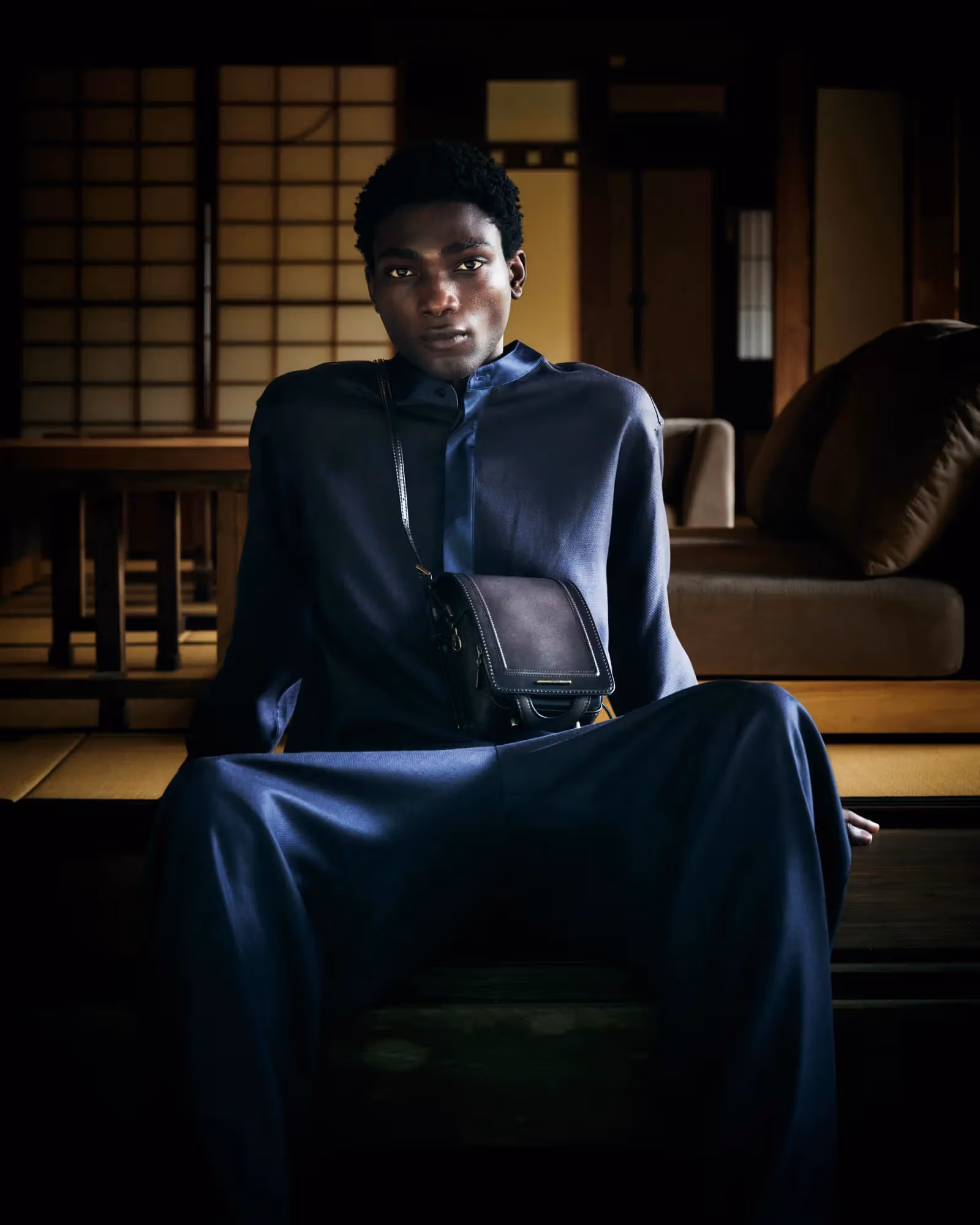深色迷你书包搭配蓝色服装