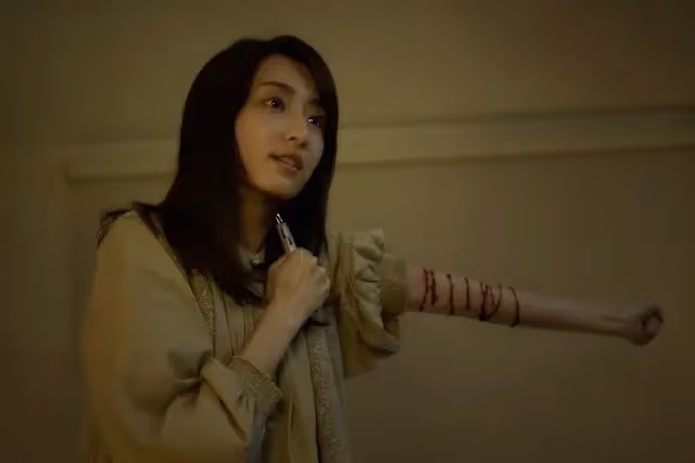 เคอเจียเยี่ยนเป็นเซี่ยเทียนฉิงใน 《如果我不曾見過太陽》