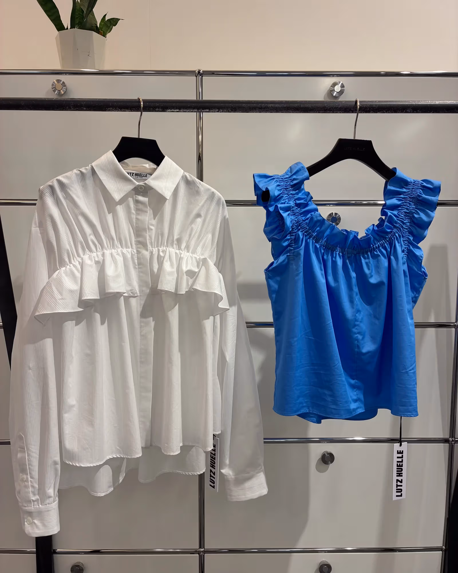 白色与蓝色荷叶边服装的展示