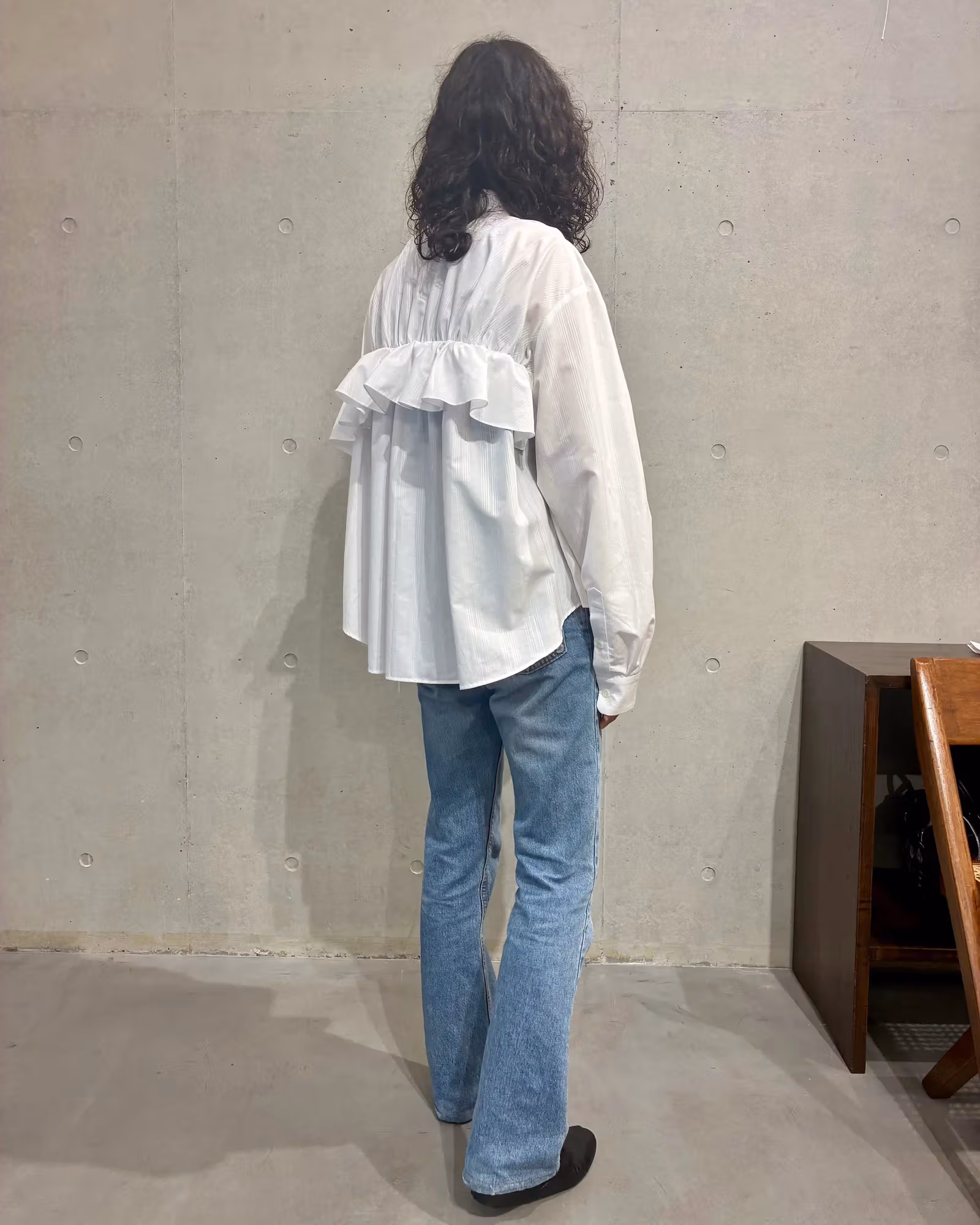 白色衬衫的背面与下摆轮廓