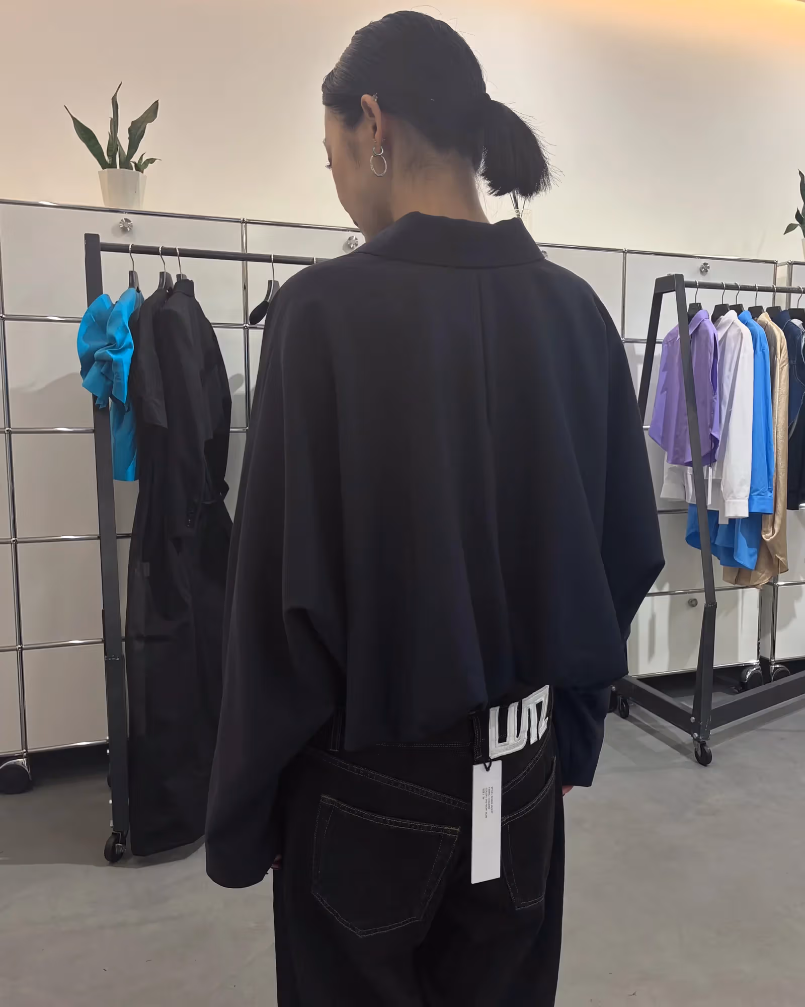 深色外套背面量感与衣长