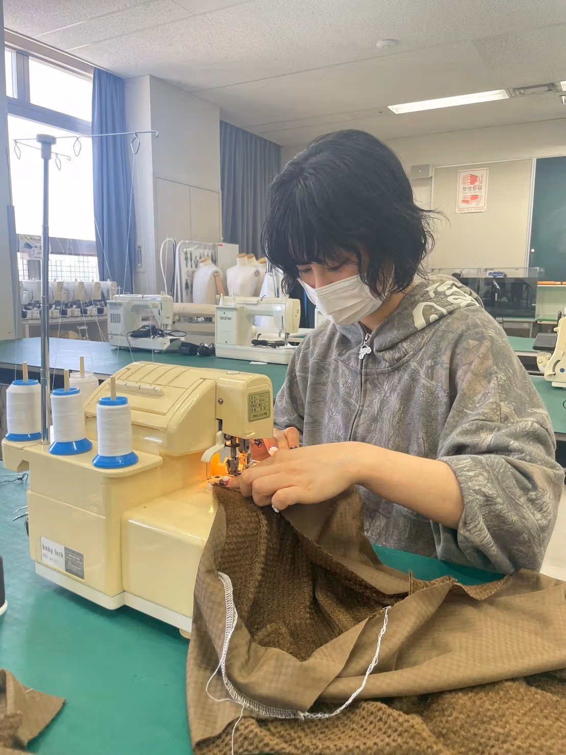 協業商品の制作と開発に関わる学生