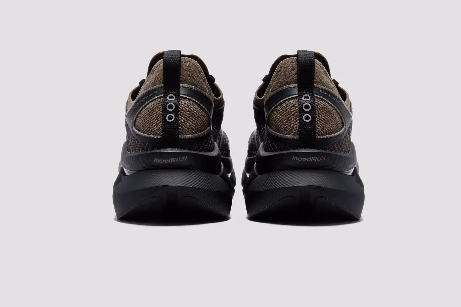 Saucony × yoshiokubo 첫 협업, SEPIA/BLACK으로 읽는 Endorphin Elite 3