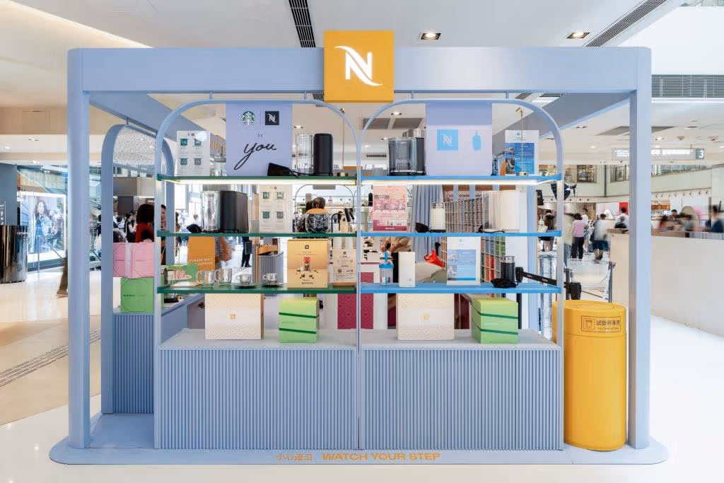 期間限定店のコーヒーとアクセサリー展示。