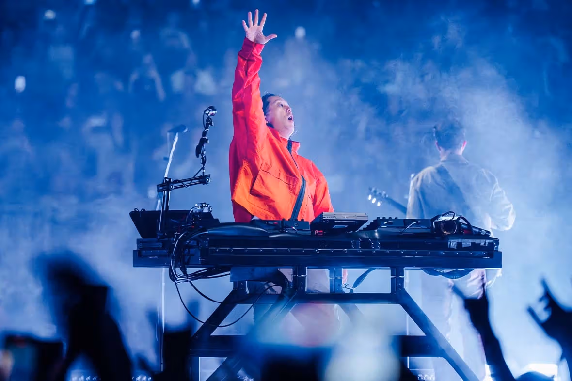 演奏中のJoe Hahn。