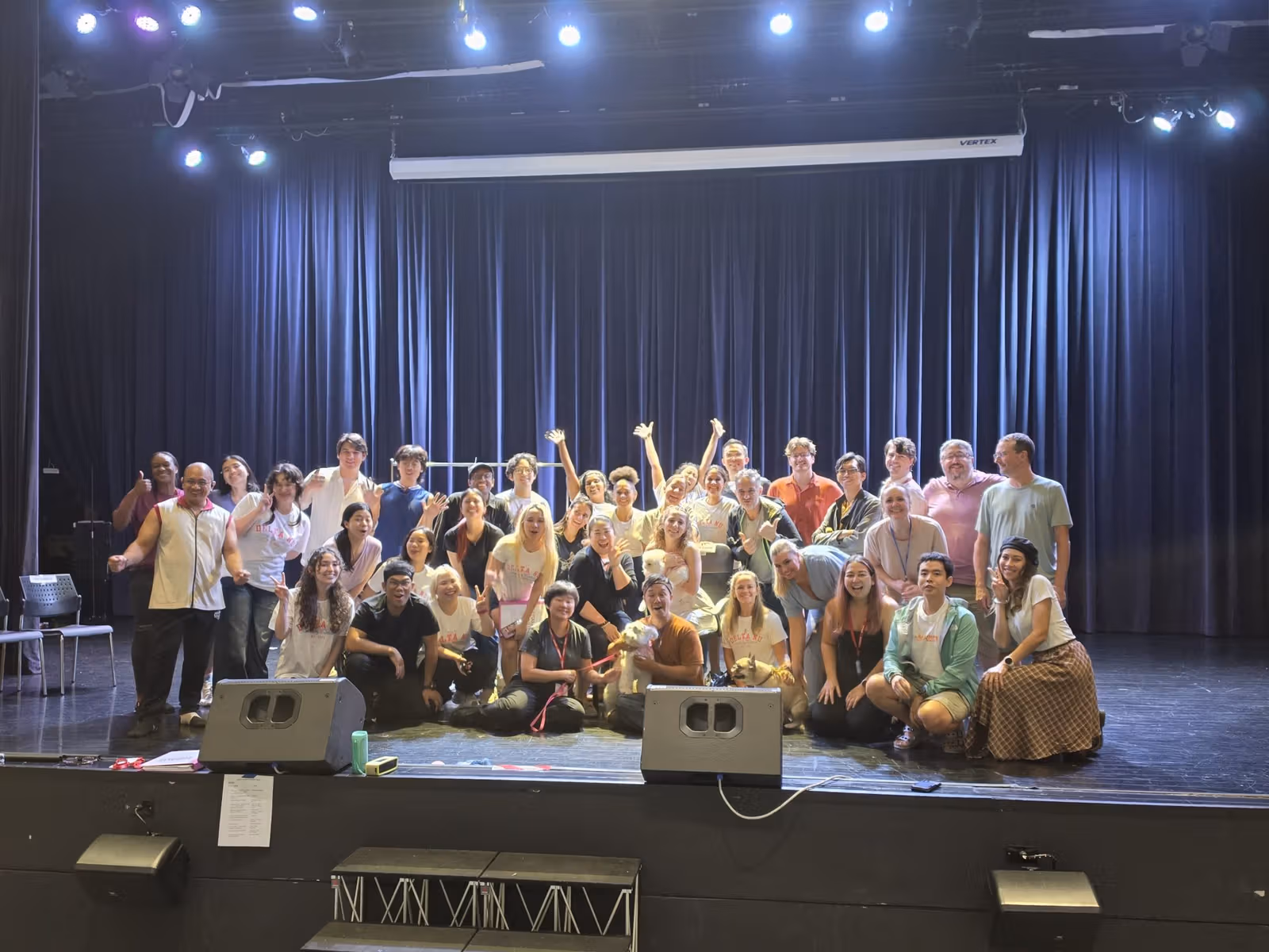 Bangkok Community Theatre 공개 무대 단체 사진. 이번 Legally Blonde 공연 실황은 아니다