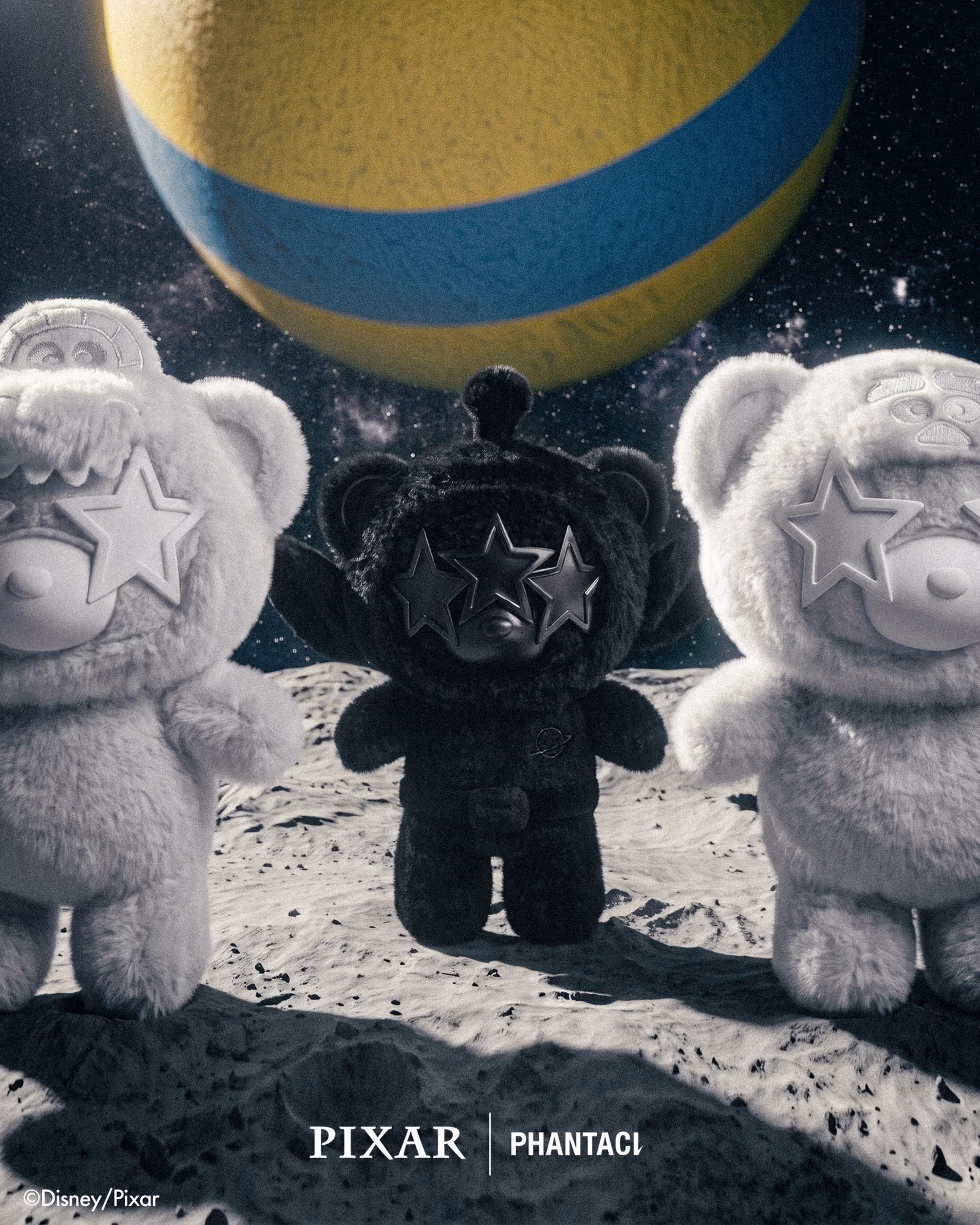 宇宙風の背景に配置された黒と白のPHANTA BEARぬいぐるみ