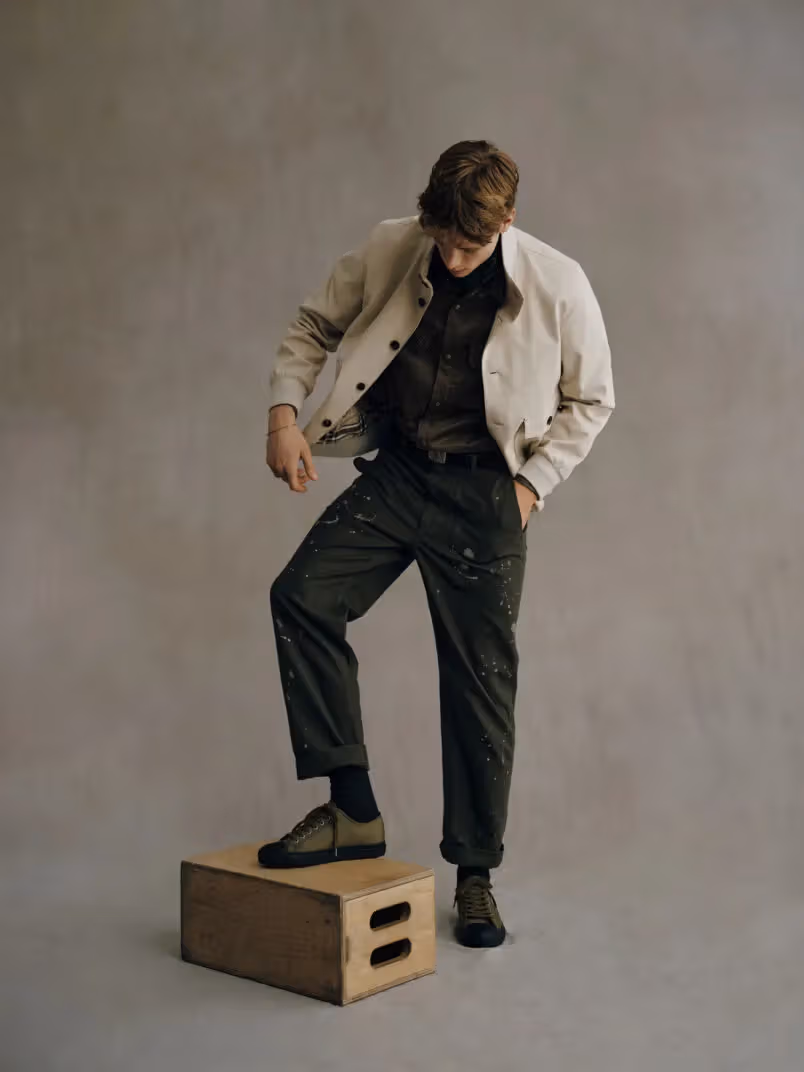 A light jacket and dark trousers in a HAZZYS everyday look