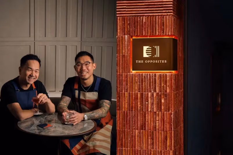 Antonio Lai และ Samuel Kwok พร้อมทางเข้า The Opposites