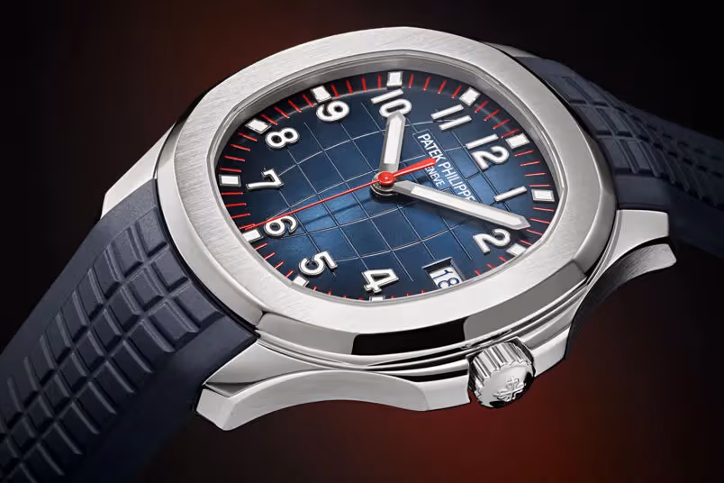 Aquanaut 5167A-014의 파란 다이얼과 빨간 디테일