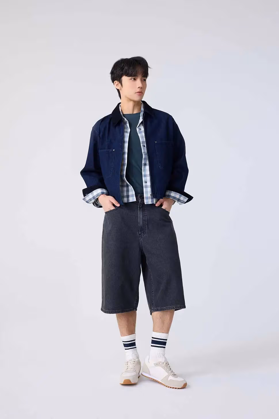 濃色のショートジャケットにシャツと短パンを合わせたJeffrey Ngai