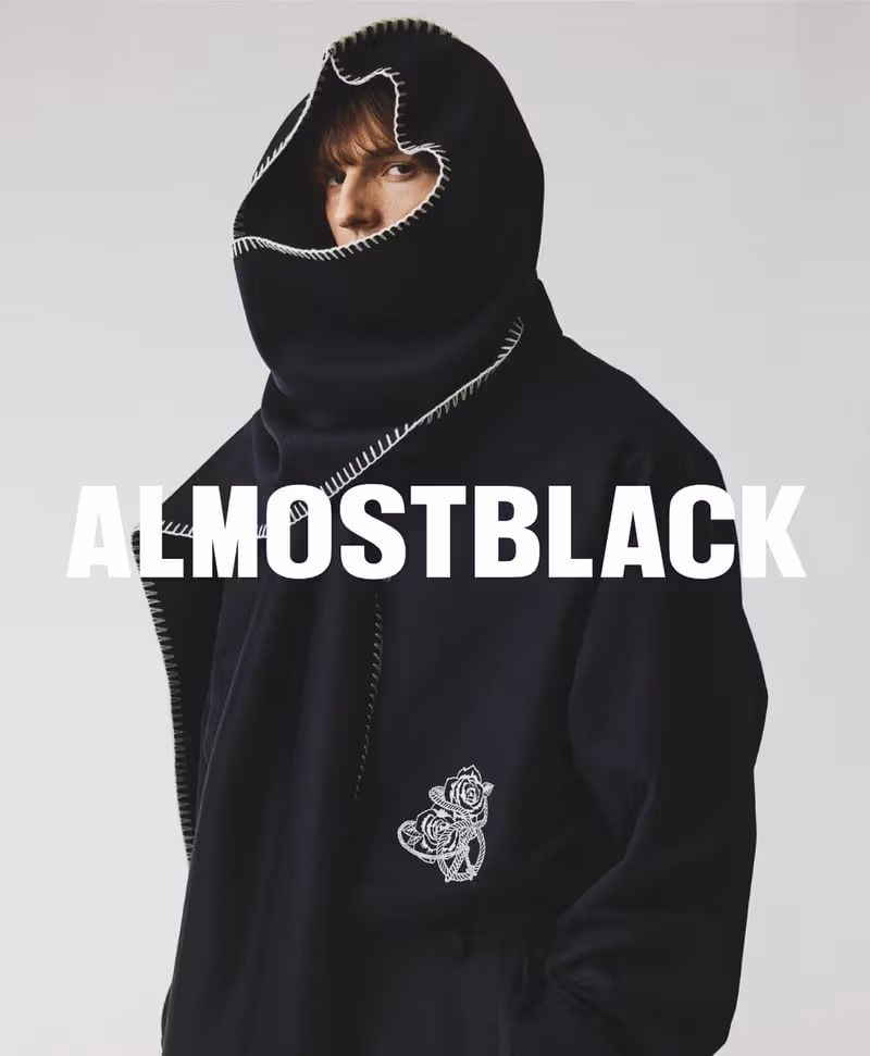 黒いフード付きの服を着たモデルによるALMOSTBLACKのイメージ