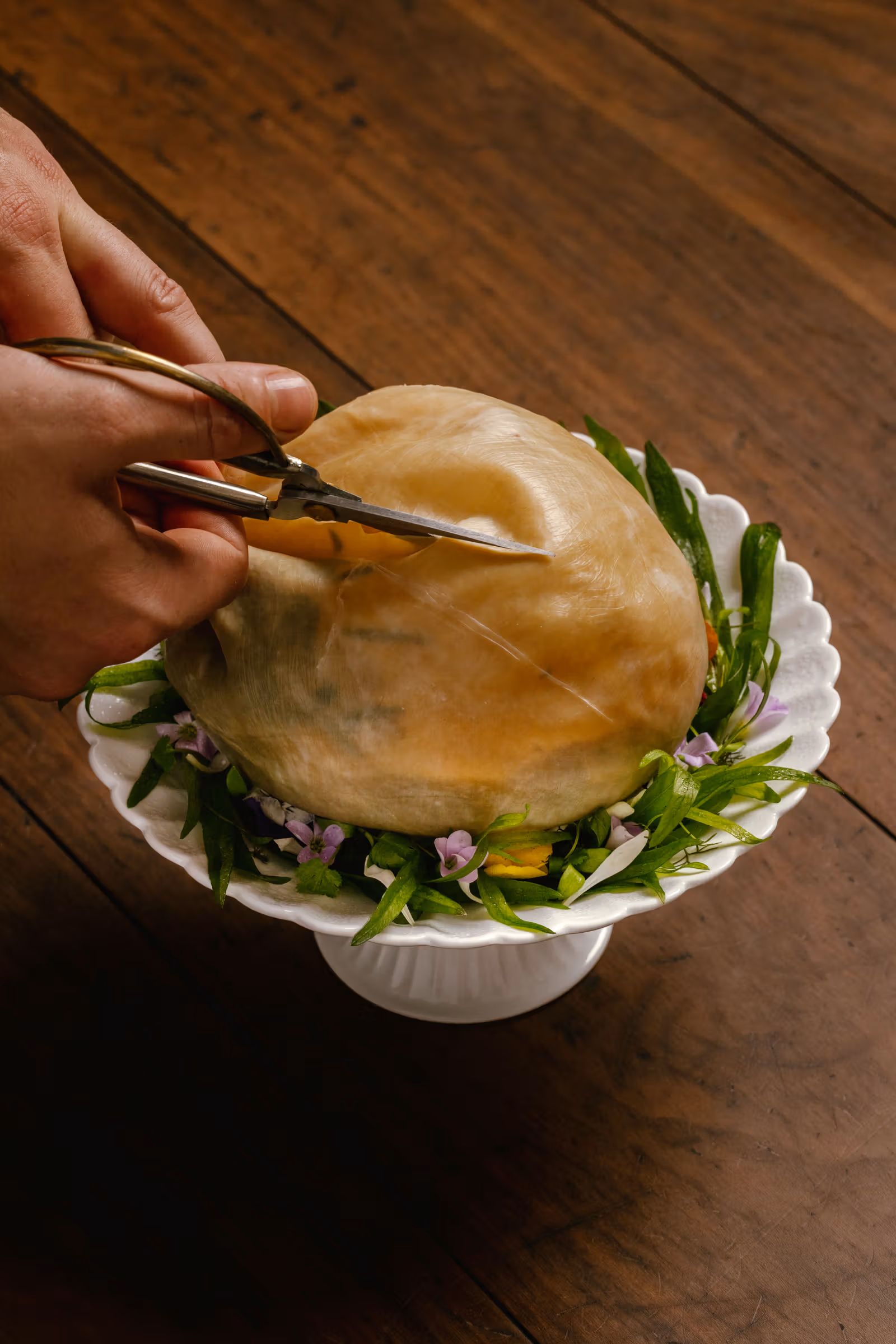 ภาพไก่ทางการ Feuille แสดงรูปแบบห่อและจัดการก่อนเสิร์ฟ