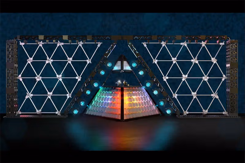 LEGO Ideas 팬이 만든 Daft Punk ALIVE 2007 피라미드 무대 모형