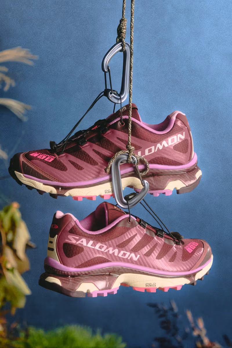 吊り下げた紫紅とピンクのKith Salomon XT-4 OG