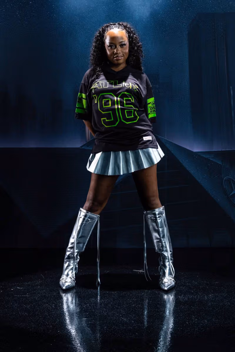 นางแบบใส่เจอร์ซีย์ ATLiens เบอร์ 96 ดำเขียวนีออน