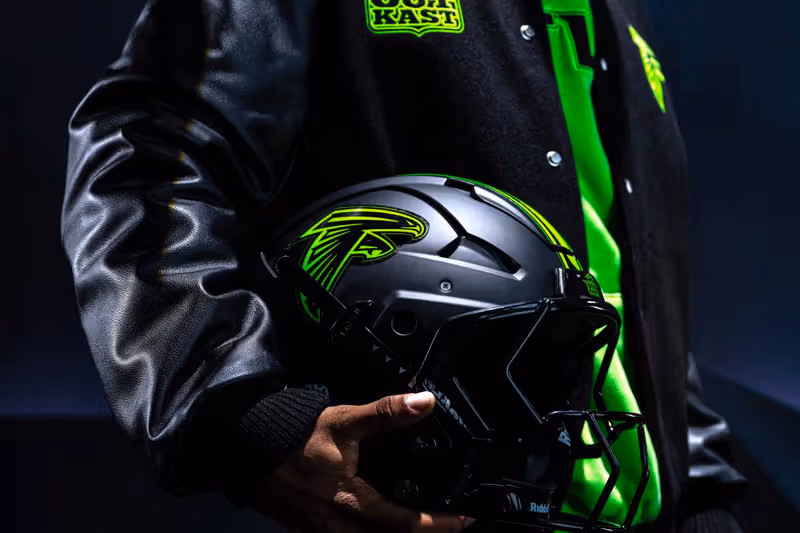 ภาพใกล้หมวกกันน็อก Atlanta Falcons ดำเขียวนีออน