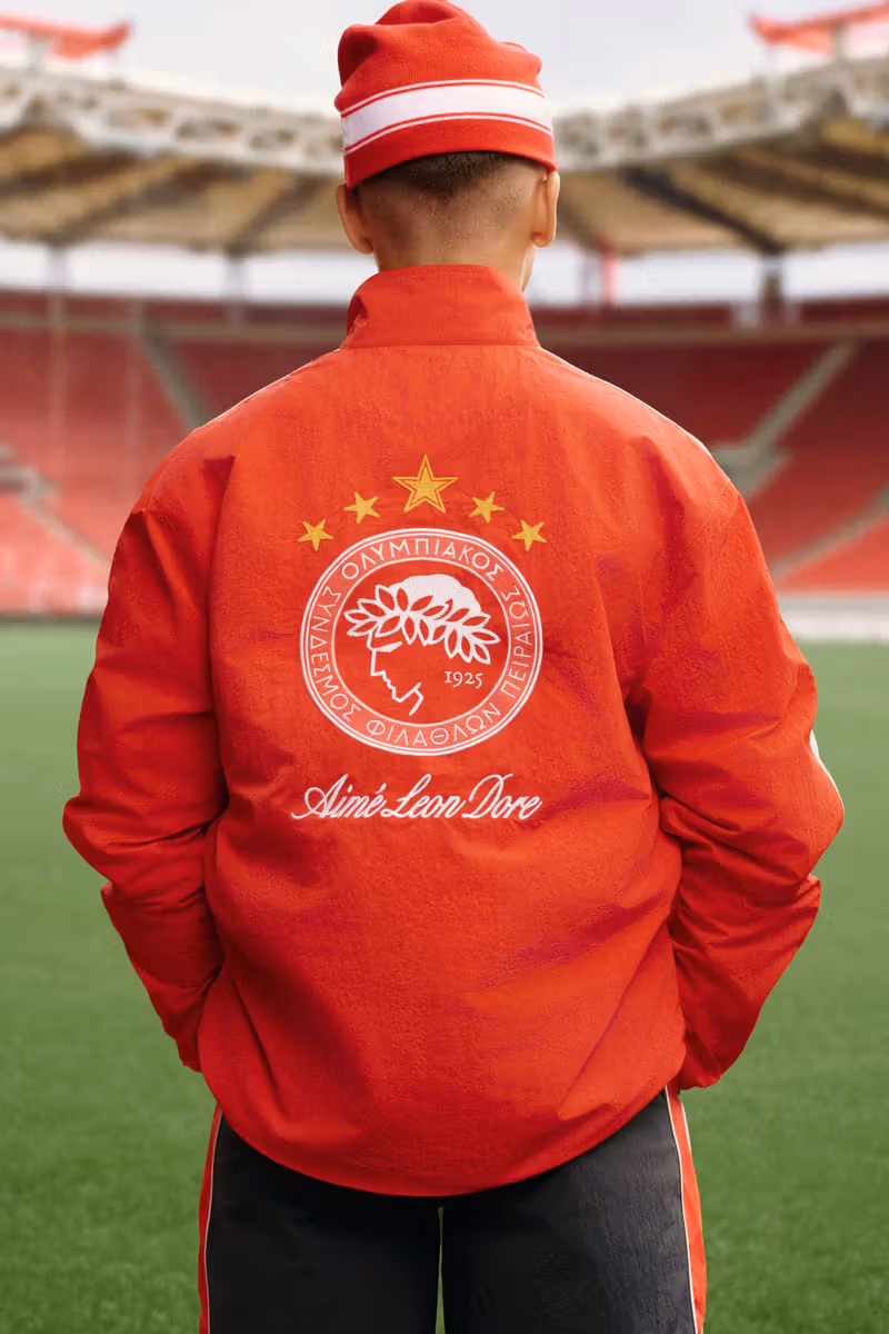 球場で着た赤いOlympiacosジャケットの背面