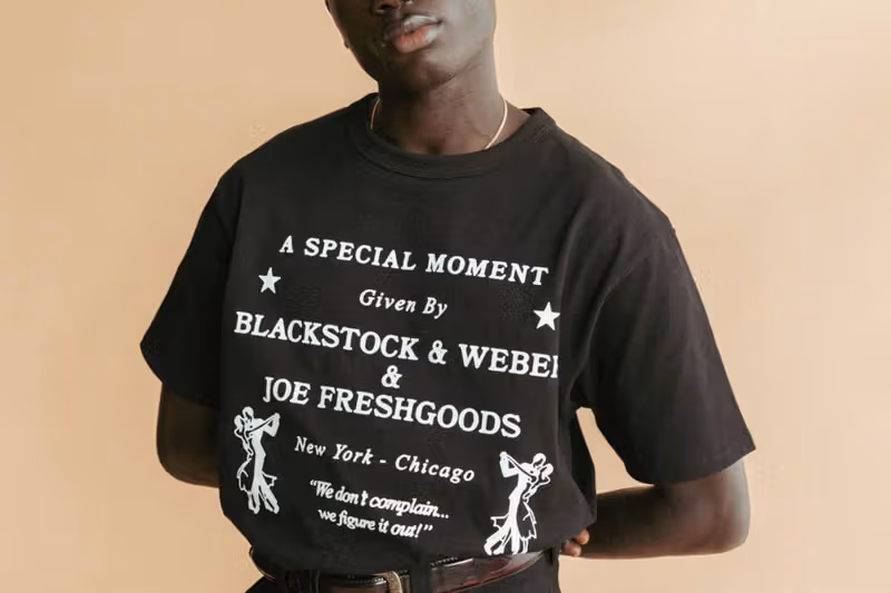 นายแบบใส่เสื้อยืดร่วม Blackstock & Weber กับ Joe Freshgoods สีดำ