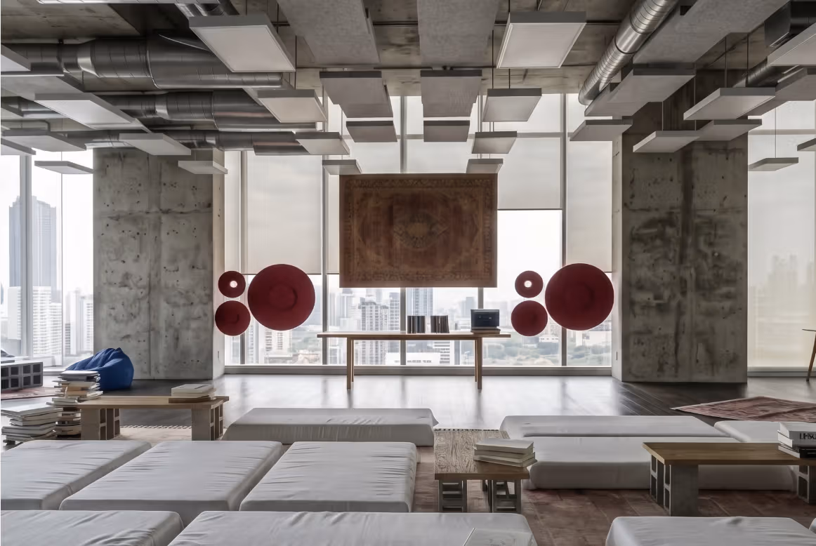 낮은 단, 쿠션과 창밖 풍경을 보여주는 Quiet Room. 공식 비주얼과 같은 시점을 다른 구성으로 제시한다