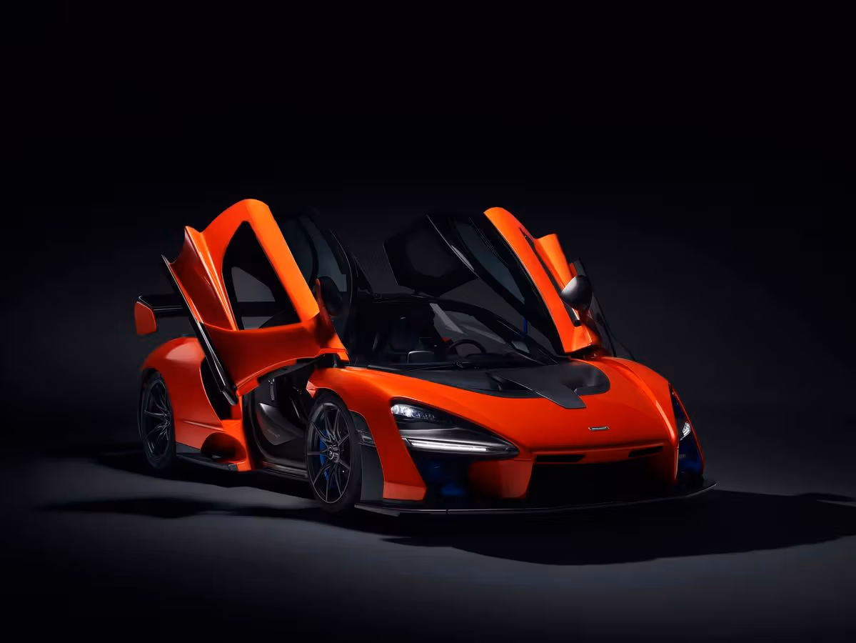 ภาพผลิตภัณฑ์ McLaren Senna เห็นปีกท้ายใหญ่และโครงสร้างนำอากาศ