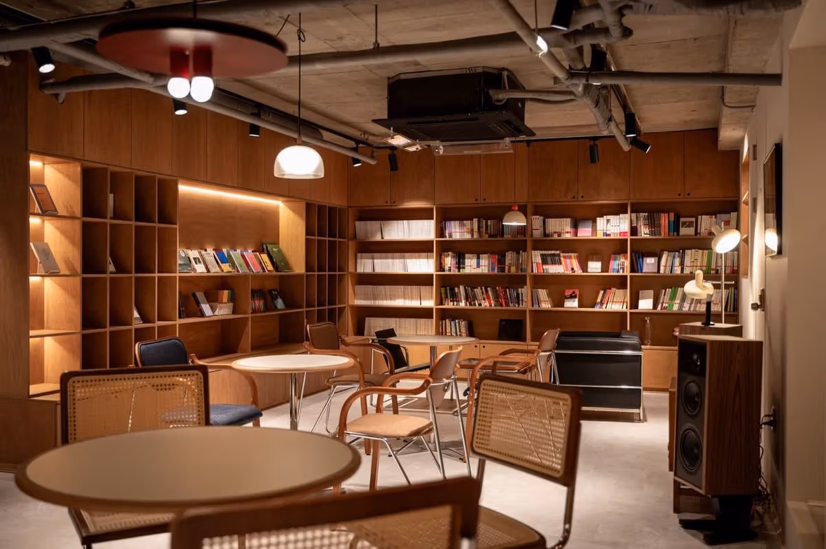 読書や文学イベントに使うムンジサロンのテーブルと本棚。