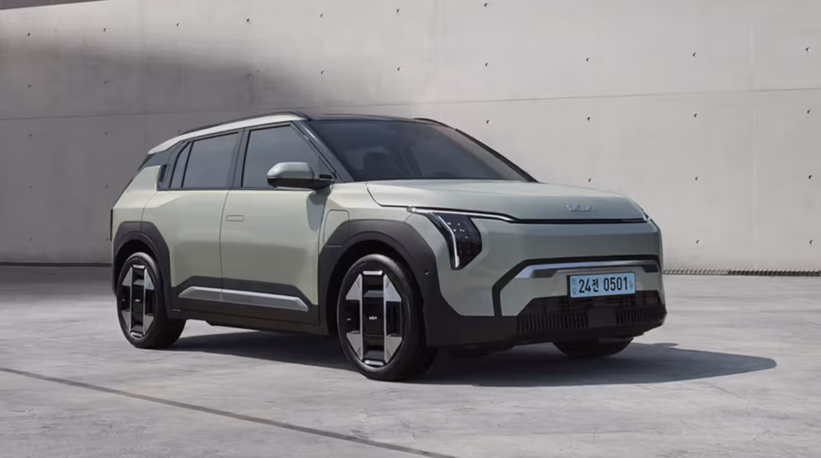 角張った電動SUVの輪郭を示すKia EV3製品画像。