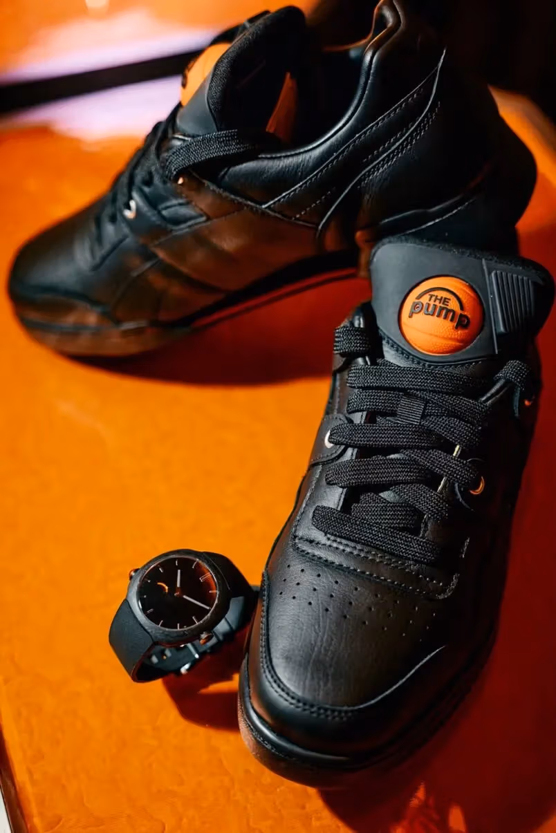 รองเท้ากีฬา Reebok Pump สีดำกับนาฬิกา Streamliner Pump