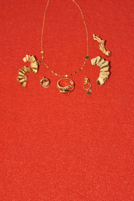 赤い布の上の金色のんとby Preekアクセサリー