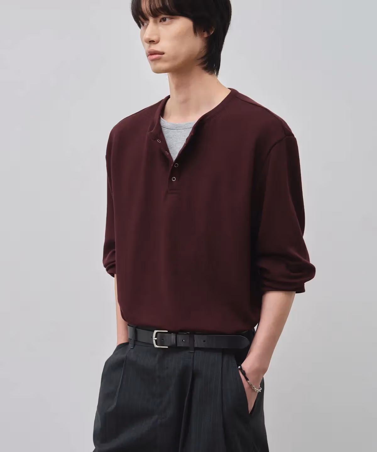 เสื้อถักเฮนลีย์ครอปแบบเลเยอร์ของ Alis กับ Fashion Planet