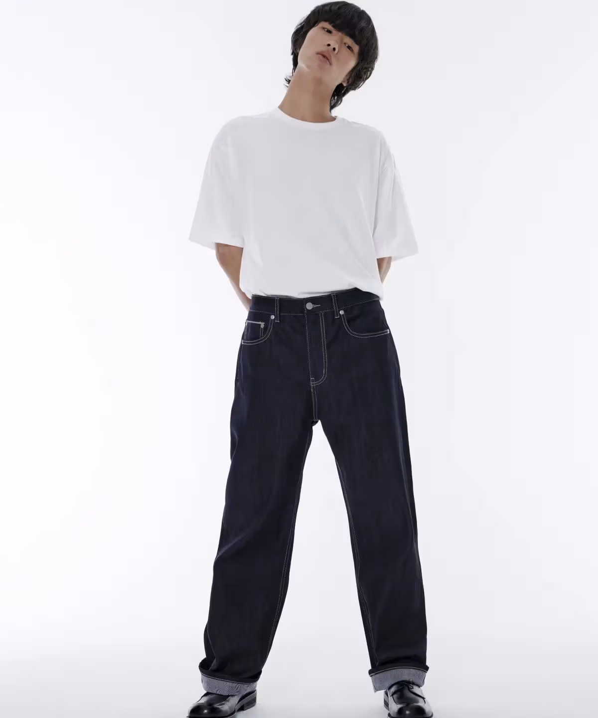 標準的な形のMUSINSA Standardセルビッジデニム。