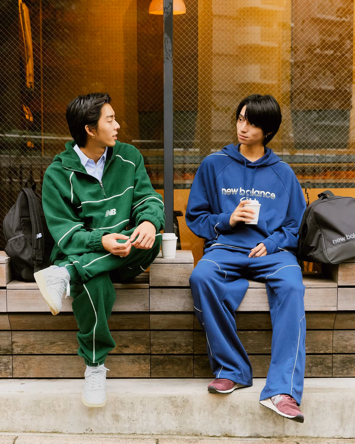 New Balance Trackside ฤดูใบไม้ร่วง/หนาว: ฮู้ดดี้ฟลีซกับกางเกงสีเดียวกันในเมือง