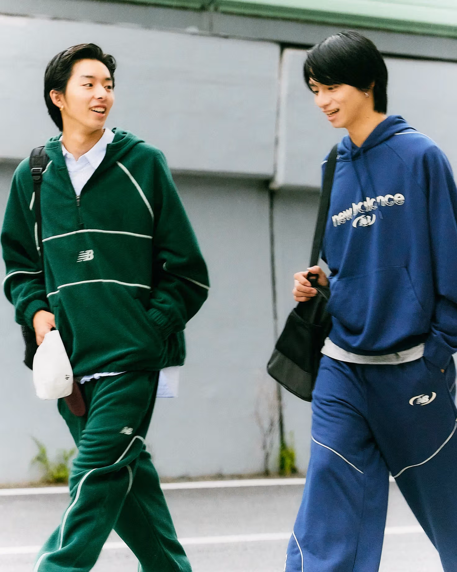 ลุคถนนชุดฮู้ดดี้ฟลีซเขียวและชุดสเวตน้ำเงิน
