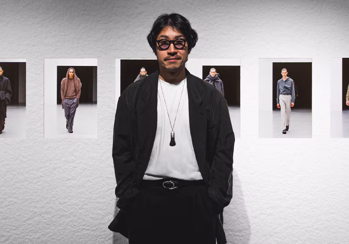 Norio Terada ยืนหน้าภาพลุค YOKE
