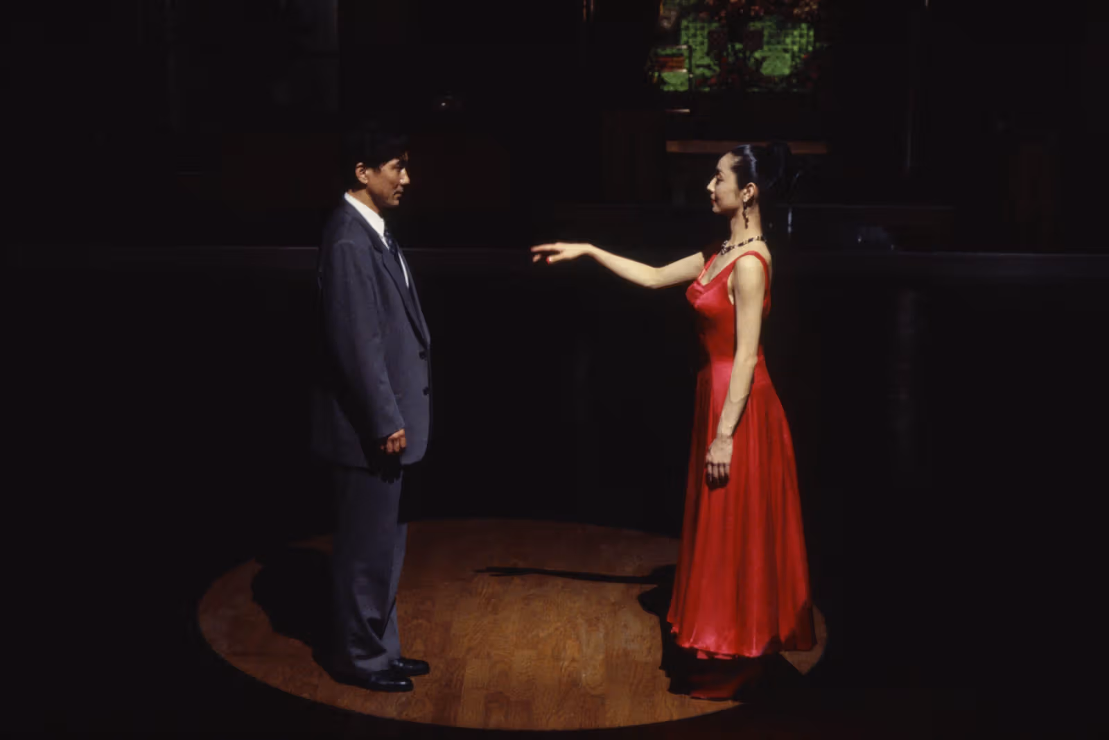 Shall We Dance?의 댄스홀에 선 남녀