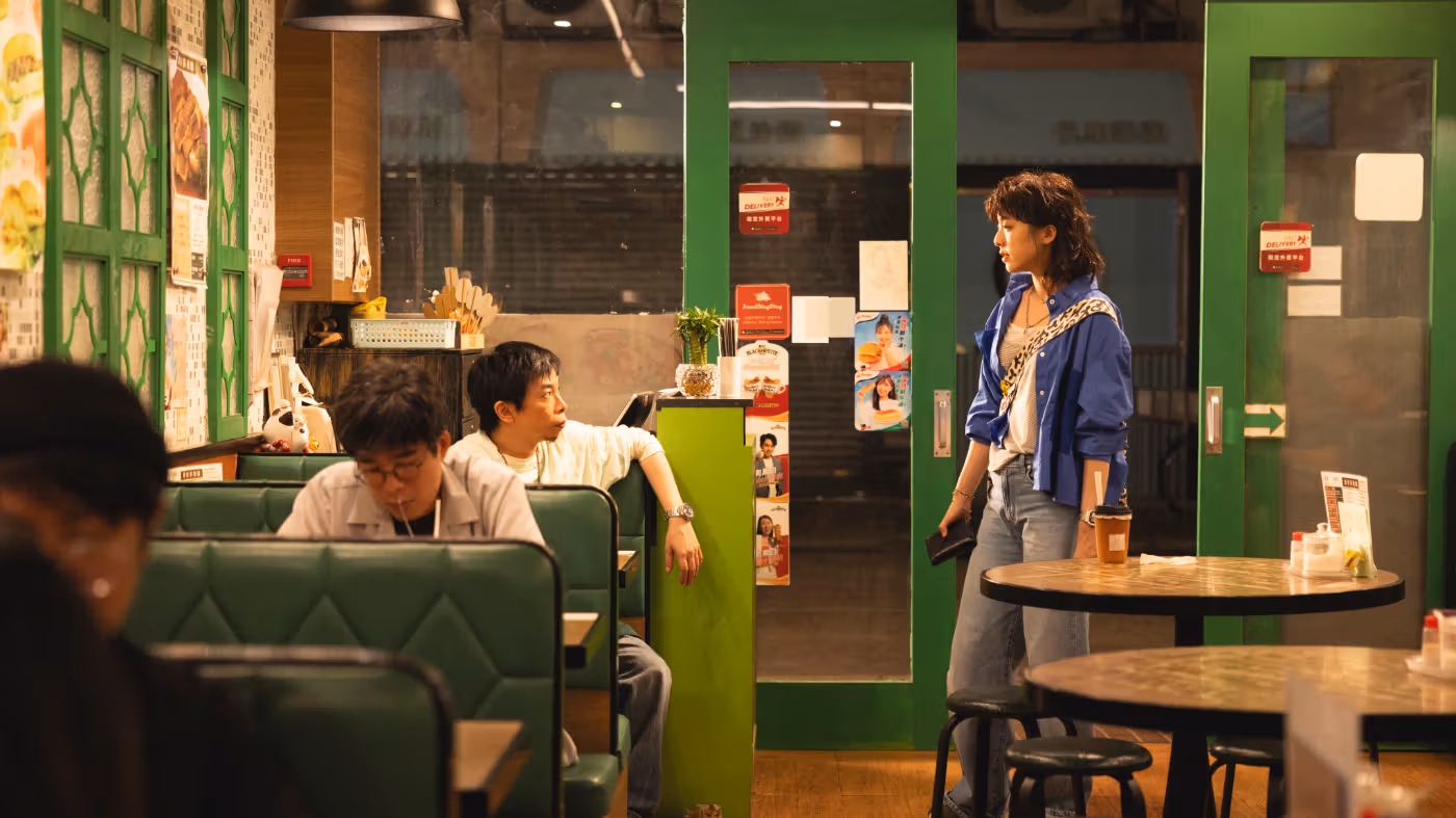 We Are Born Good의 식당 장면