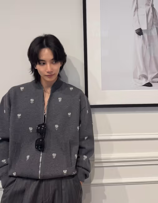Jeonghan uses a zip opening and an inner layer to create depth.