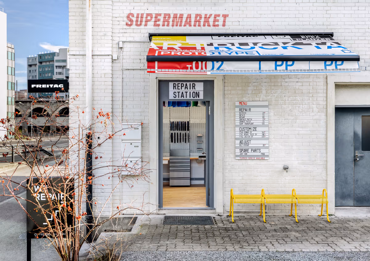 หน้าร้าน FREITAG Repair Station กับป้ายซ่อม
