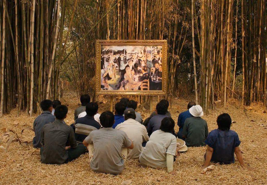 村民坐在竹林前，观看雷诺瓦舞会图像