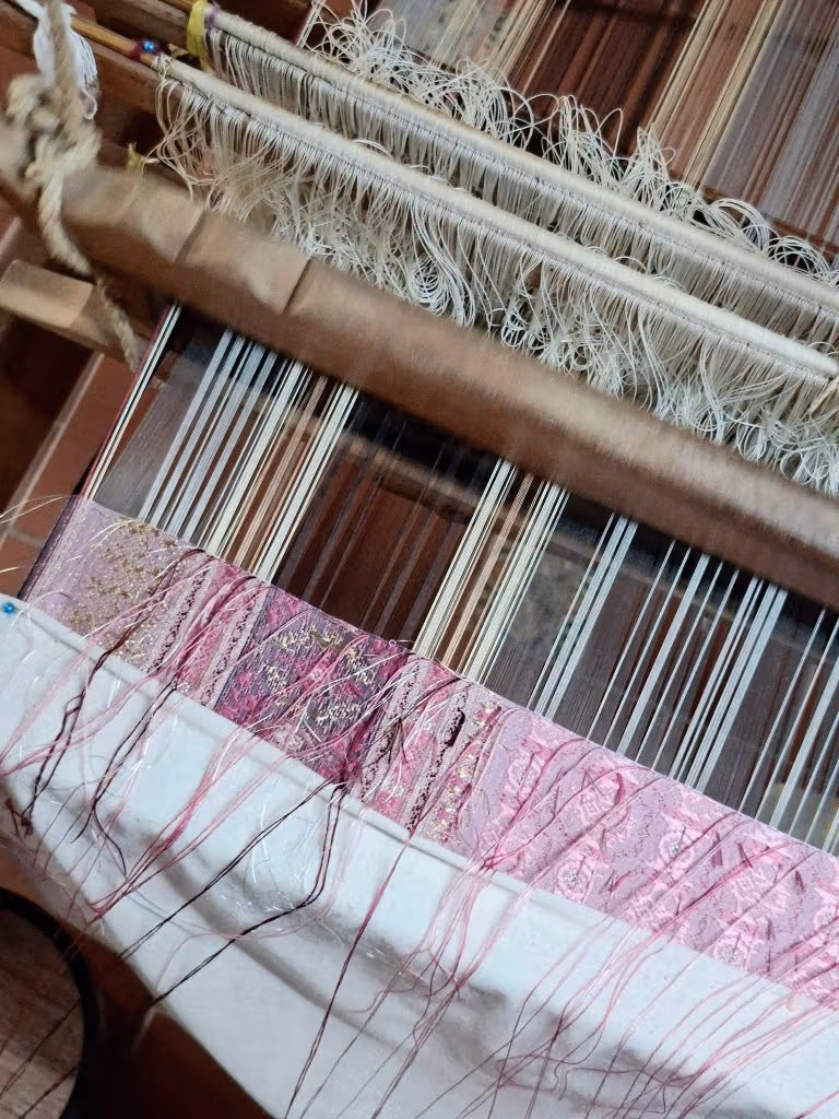 白い経糸とピンクの織物の近景