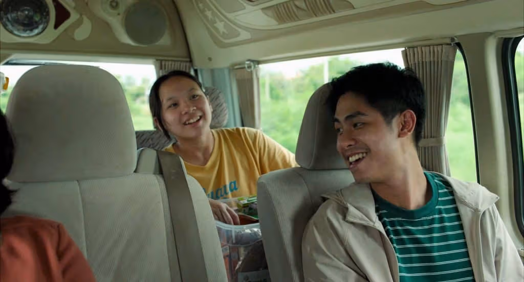 ภาพสมาชิกสองคนสนทนาและยิ้มในรถ