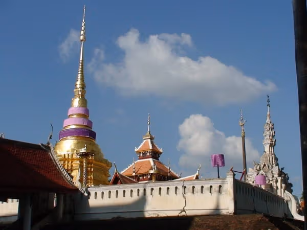 Wat Pongsanuk 담과 불탑, 지붕