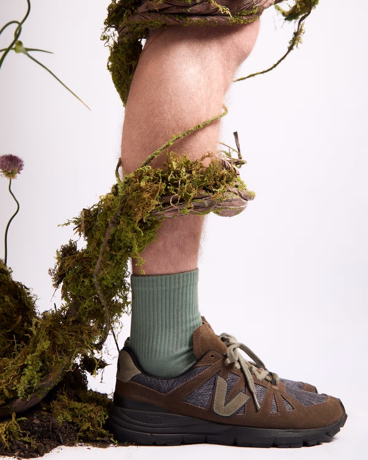 植物に囲まれた脚とVEJA PLEASURES Salarの側面