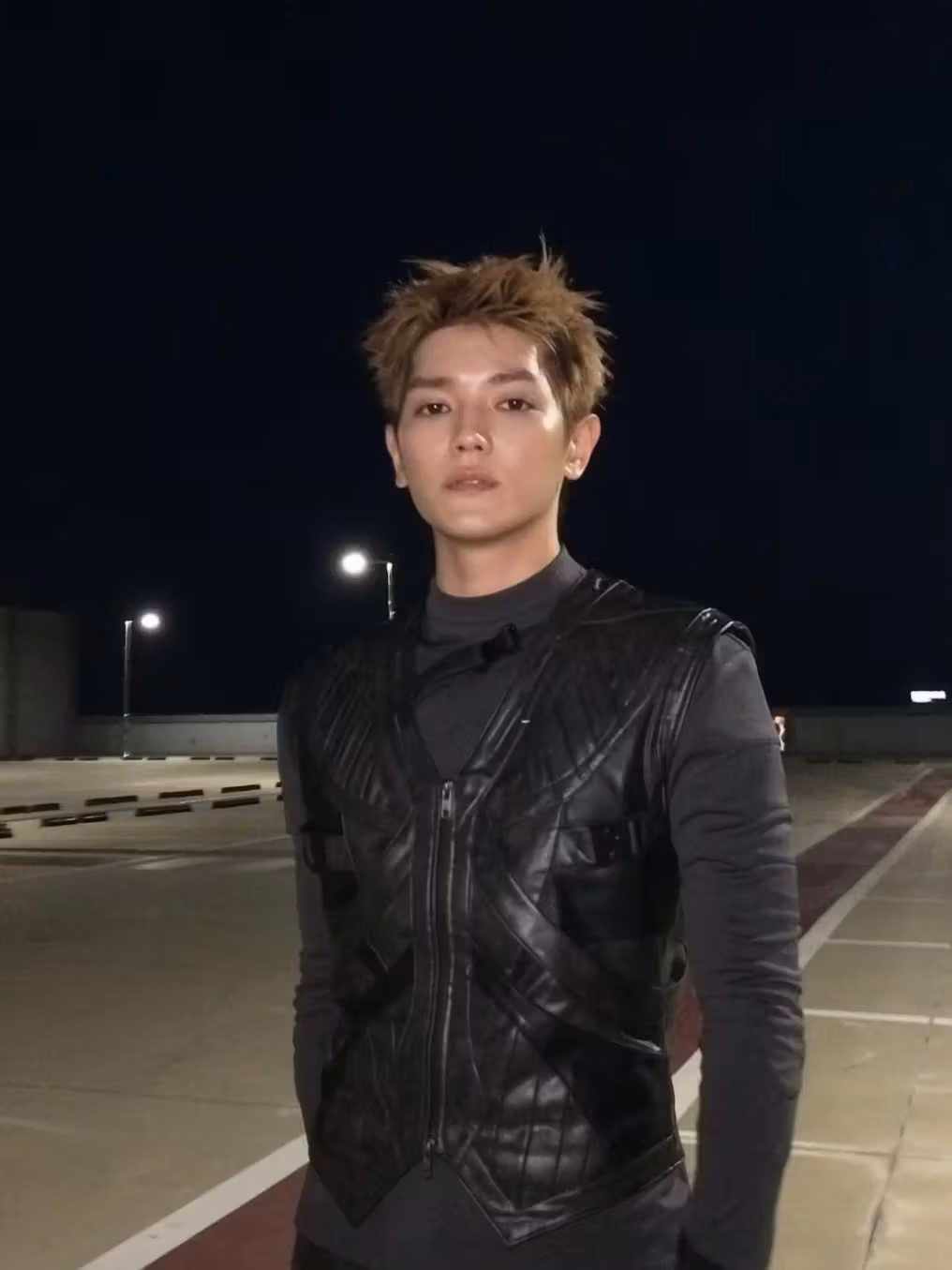 NCT’s Taeyong uses uneven sections and light brown for a looser spiky outline.