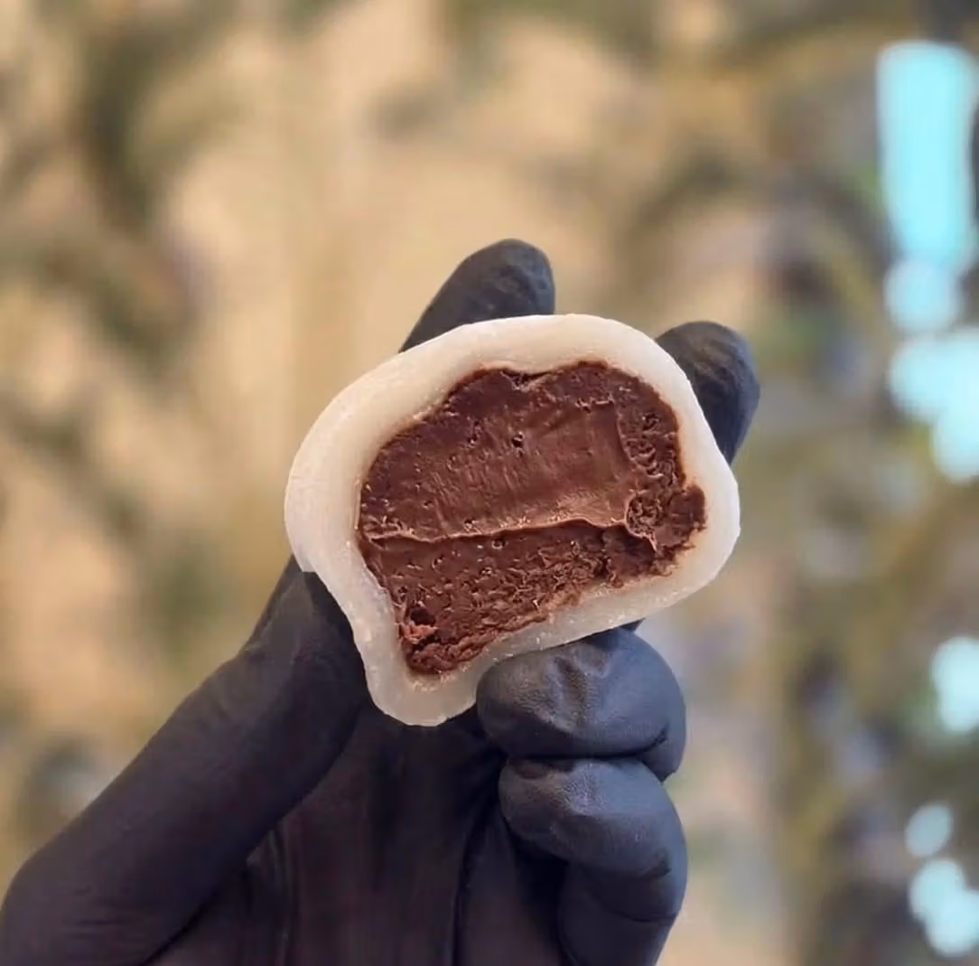 薄皮とチョコの中心を示すCafe Guumの断面。