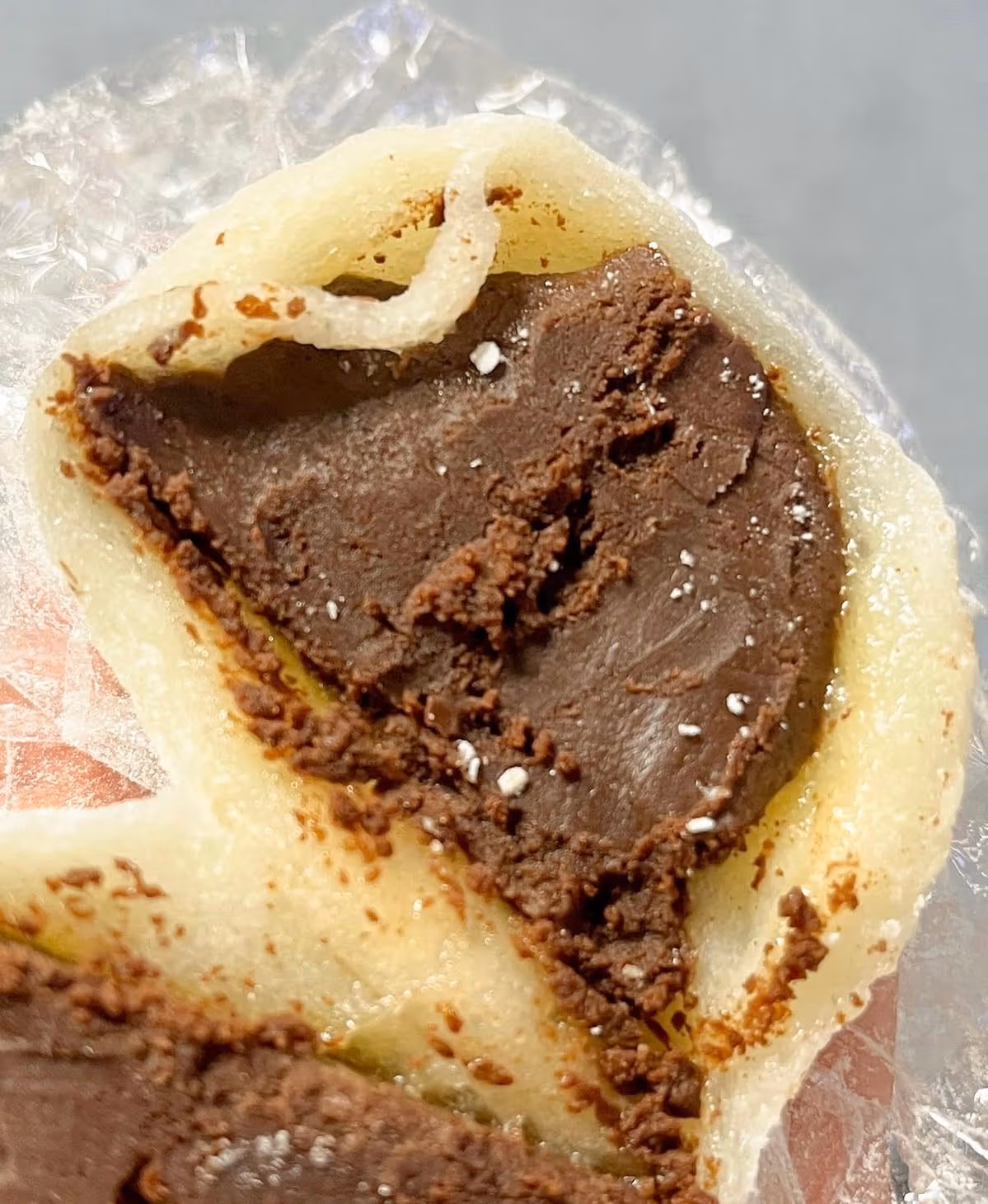 密なチョコ餡を見せるDolce D&の断面。