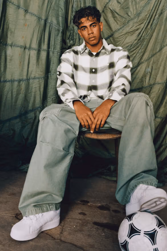 American Eagle × Lamine Yamal、ピッチの外へ：29点の服とバルセロナの街企画