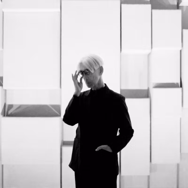 坂本龍一の白黒肖像。